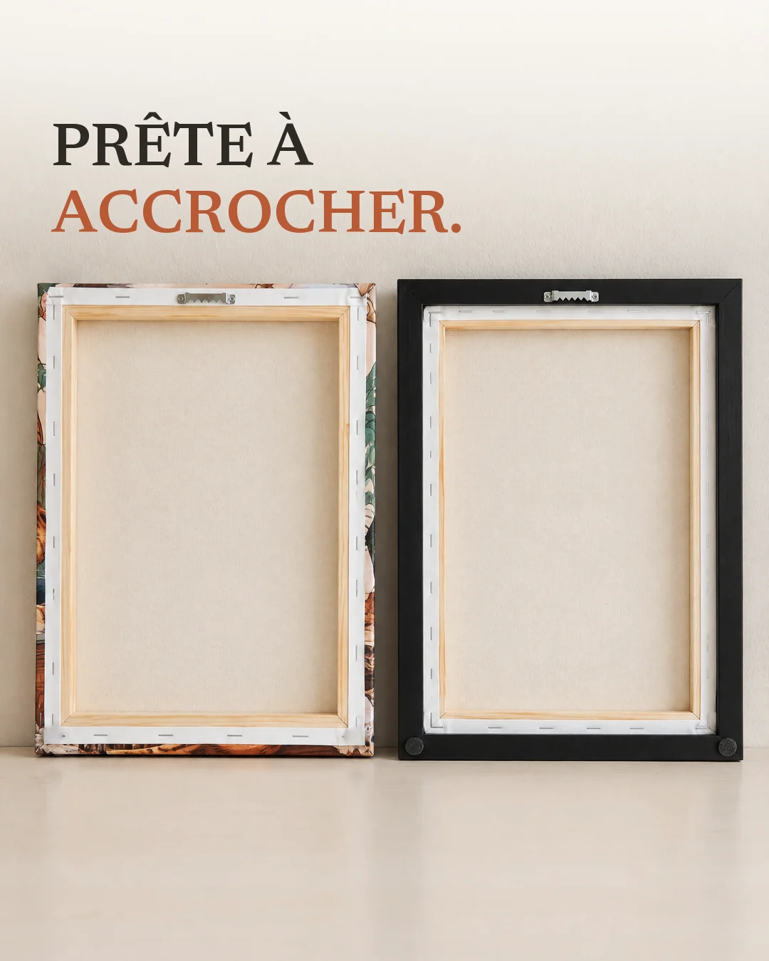 Le chauffe-clavier : illustration du dos d’une toile tendue, avec un crochet à dents de scie en haut, et d’un cadre flottant noir, avec un crochet à dents de scie en haut et deux patins de protection aux coins du bas.